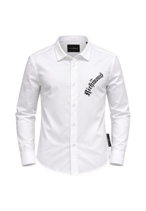 Camicia bianca a maniche lunghe con bottoni e colletto, con scritta diagonale nera "John Richmond" sul petto sinistro e un'etichetta nera sul lato destro.