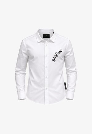 Camicia bianca a maniche lunghe con bottoni e colletto, con scritta diagonale nera "John Richmond" sul petto sinistro e un'etichetta nera sul lato destro.