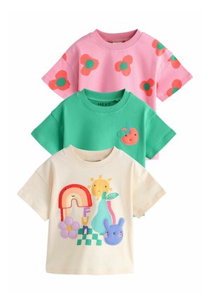Drei kurzärmelige Kinder-T-Shirts in Pink mit orangefarbenen Blumen, Grün mit einem Pfirsich-Aufnäher und Creme mit bunten Cartoon-Designs.