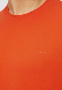 s.Oliver MIT CREW NECK UND LOGO - T-shirt basic - dunkelorange