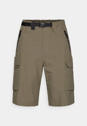Krótkie spodenki typu cargo w oliwkowym zielonym materiale, z czarnym regulowanym paskiem, bocznymi kieszeniami na zamek oraz przednią naszywaną kieszenią z klapką.