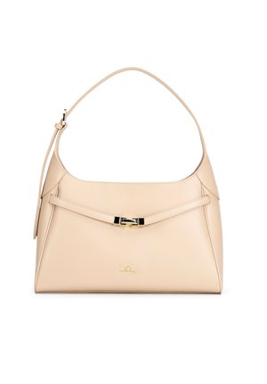 Beige leren schoudertas met een smalle verstelbare band en een goudkleurige gesp detail op de voorflap, gebrandmerkt met een klein logo.