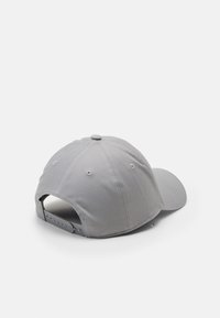 Hallivärvi pesapallimüts, millel on kõver ääreosa, valmistatud kangast, ilusa nupuga peal ja taga reguleeritava snapback sulgemisega.