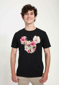 Černé bavlněné tričko s designem siluety Mickey Mouse z květin s růžovými a bílými hibisky a zelenými listy.