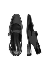 Czarne lakierowane buty typu Mary Jane z kwadratowym noskiem, regulowanym zapięciem na klamrę i niskim obcasem blokowym. Gładka tekstura i minimalistyczny design.