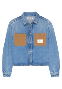 Blå denimjacka med långa ärmar, knäppning framtill och två stora bruna fyrkantiga bröstfickor, en med en Calvin Klein Jeans-etikett.