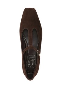 Bruine suède platte schoen met een vierkante neus, uitgesneden ontwerp en een kleine enkelband met een zilveren gesp. Gladde voering aan de binnenkant.