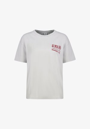 Wit T-shirt met korte mouwen met rode tekst "SURF", palmboom, golven en surfplankgrafiek op de linkerborst.
