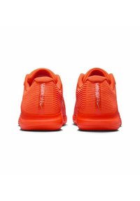 Orangenes Sport Schuhwerk mit einem strukturierten Mesh-Obermaterial und gepolstertem Kragen. Ausgestattet mit einer glatten Gummisohle und Logo-Details an der hinteren Ferse.