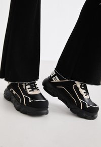 Unselected, black/cream