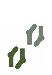 Vier Paar Socken in verschiedenen Grüntönen werden präsentiert, die unterschiedliche Längen und Stile zeigen und minimalen Markenaufdruck aufweisen.