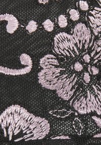 Tessuto di pizzo nero con intricatissimi ricami floreali in lavanda, caratterizzati da petali texturizzati e motivi ondulati, che enfatizzano i dettagli di design delicati.