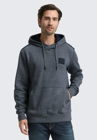 Donkergrijze hoodie van zacht materiaal, met een voorzak, een capuchon met trekkoord en een klein zwart label op de borst.