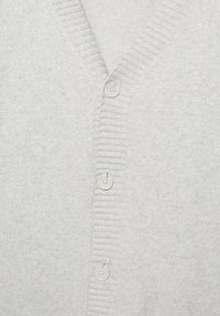 Cardigan grigio chiaro con scollatura a V, bordi a coste e cinque bottoni bianchi davanti. Tessuto morbido e lavorato a maglia.