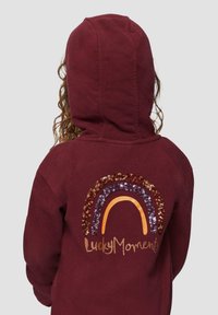 s.Oliver MIT ARTWORK AM RÜCKEN - Felpa con zip - bordeaux