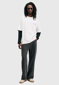 AllSaints UNDERGROUND CREW - Nyomott mintás póló - ashen white purple