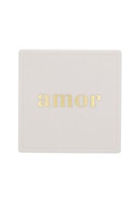 Scatola quadrata di un rosa pallido con una superficie liscia, con la parola "amor" in lettere dorate metalliche centrata sulla parte frontale.