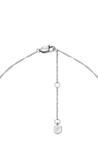 Silberne Kettenarmband mit einem Karabinerverschluss, das ein filigranes Design, strukturierte Glieder und einen kleinen Schildanhänger mit einer eingravierten Buchstabe aufweist.