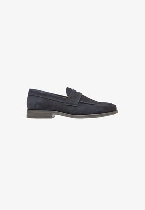 Mocassin à enfiler pour homme en daim bleu marine avec un petit talon et un détail de bride sur le dessus, vu de côté.