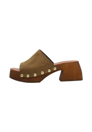 Mule en daim marron avec clous dorés, semelle plateforme en bois et talon bloc de hauteur moyenne, design à bout ouvert et facile à enfiler.