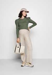 Vero Moda Maternity VMMLULU LEFILE LOOSE PANT - Hlače - off-white