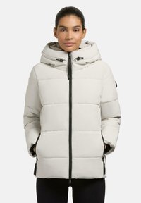 Giacca piumino grigia chiara con colletto alto, cappuccio e zip frontale. Presenta una trapuntatura orizzontale e dettagli con zip nera sulle tasche.