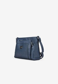Bolso de mano de cuero azul marino con una textura suave, que cuenta con un bolsillo delantero con cremallera y un detalle de cierre metálico. Incluye una correa de hombro ajustable.