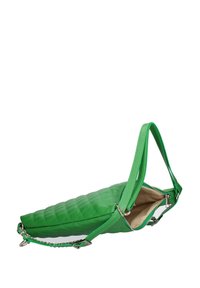 Borsa a mano trapuntata verde con una forma affusolata, dotata di una singola tracolla e accessori in tonalità argento. Interno foderato beige.