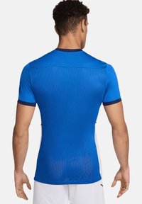 Korte mouw sportshirt in felblauw met een aansluitend ontwerp, gestructureerde stof en marineblauwe accenten langs de kraag en mouwen.