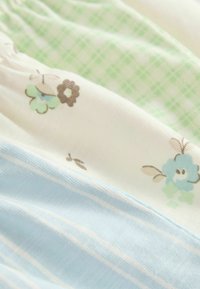 Tissu en coton de couleur blanche, vert clair et bleue, avec de petits motifs floraux et des motifs à carreaux. Texture douce avec des couleurs variées.