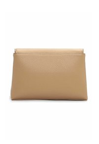 Pochette in pelle beige testurizzata con una forma rettangolare semplice e un bordo superiore piegato su sfondo bianco.