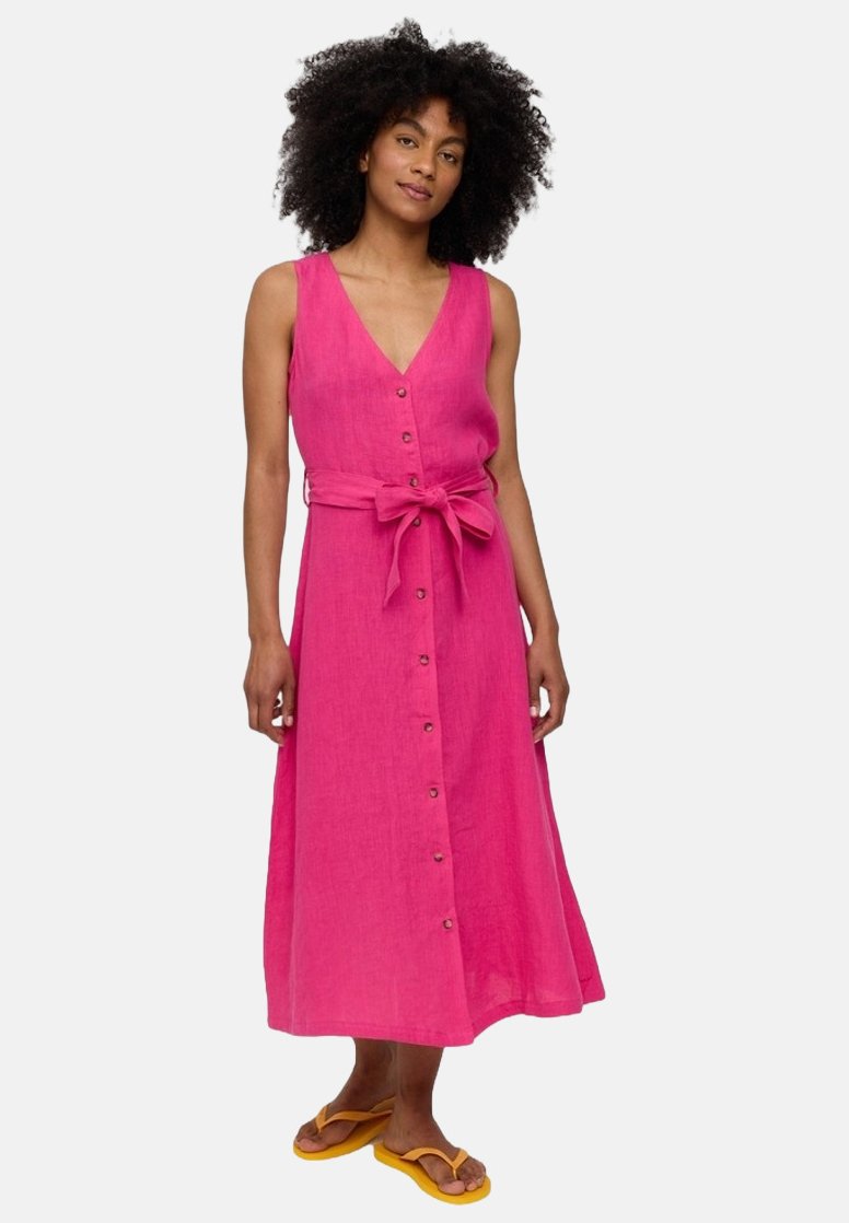 Rosa Leinen-Midi-Kleid mit V-Ausschnitt, gebundenem Taillenbund und Knopfdetails vorne. Kombiniert mit gelben Flip-Flops.