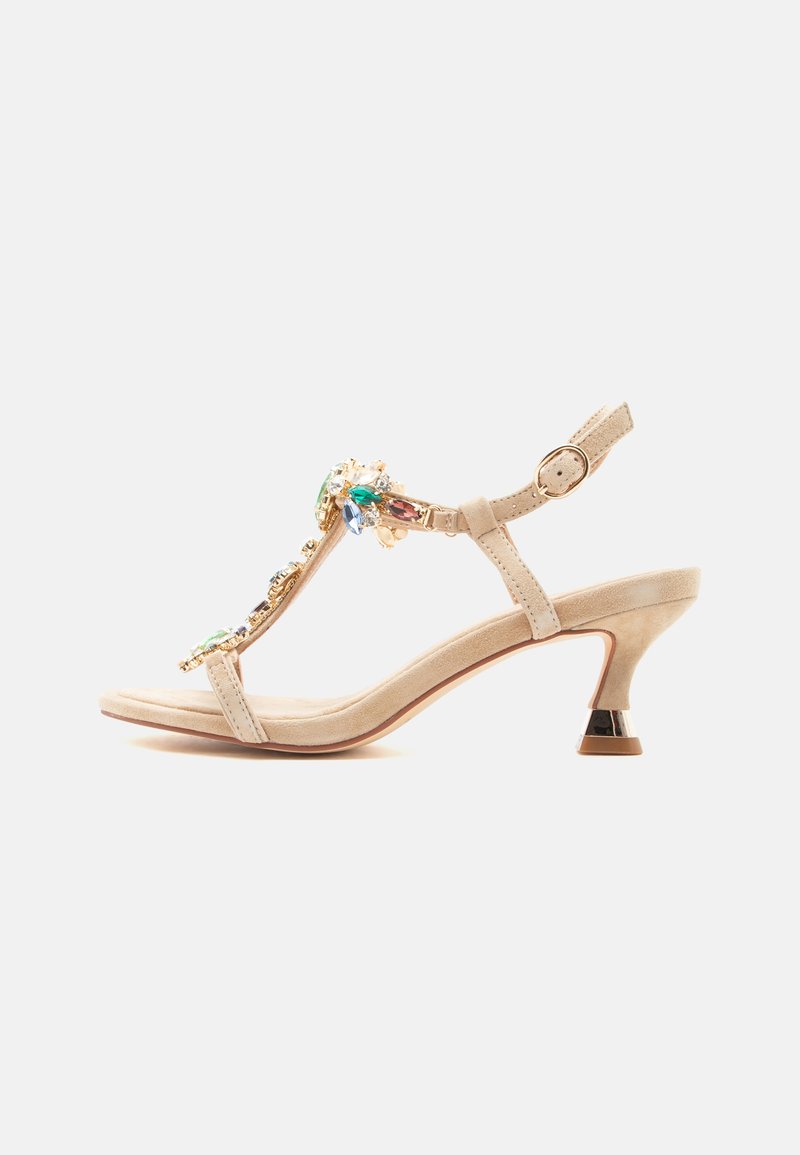 Μπεζ σουέντ σανδάλι με χαμηλό τακούνι, λουράκι στον αστράγαλο με αγκράφα και πολύχρωμες διακοσμήσεις από πολύτιμους λίθους στο T-λαιμό.
