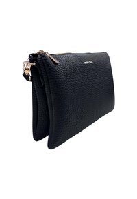 Clutch nera in pelle con zip, dotata di una finitura texturizzata, con doppi scomparti e dettagli in metallo dorato.