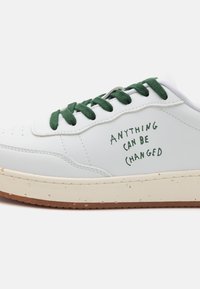 ACBC EVERGREEN NATURE UNISEX - Sportcipő - white/dark green