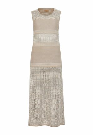 Stickad ärmlös klänning i beige med strukturerade horisontella ränder, med en rundad halsringning och en lång, flödande silhuett.