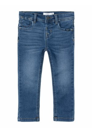 Denimjeans i mellomblått med klassisk passform, fem lommer og kontraststing. Har frontlukking med knapp og beltesløyfer.