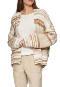 Gebreide cardigan in crèmekleurige en tan gestreepte uitvoering, met een relaxte pasvorm, open voorkant en lange mouwen. Zachte textuur met geribbelde accenten.