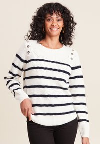 Weißer Strickpullover mit marineblauen Streifen, ausgestattet mit Knopfakzenten an der Schulter, gerippten Bündchen und einer lockeren Passform.