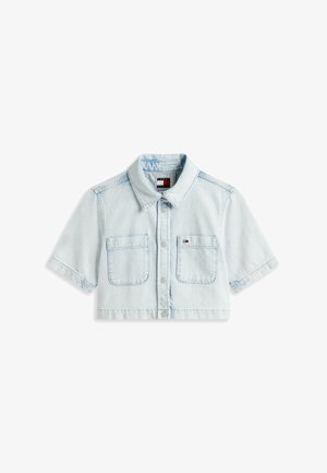 Lichtblauw denim cropped shirt met korte mouwen, twee voorzakken, knoopsluiting en een kraag. Heeft een logo-label op de borst.