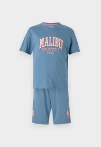 Set van een blauwe katoenen t-shirt en shorts met de tekst "MALIBU" in koraal; zachte textuur, korte mouwen, ontspannen pasvorm, casual ontwerp.