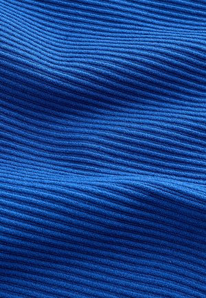 Tissu texturé bleu profond avec des motifs en relief horizontaux, offrant une apparence lisse et douce. Idéal pour diverses applications textiles.