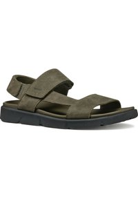 Sandale en daim vert foncé avec des sangles croisées, sangle arrière réglable, semelle rembourrée et semelle en caoutchouc noire avec un relief texturé.