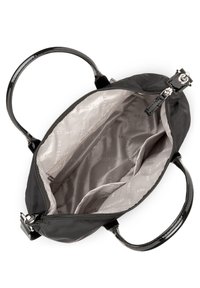 Sac à main en tissu noir avec des poignées en cuir verni brillant, ouvert pour dévoiler un intérieur gris clair comportant plusieurs poches et un motif de logo.