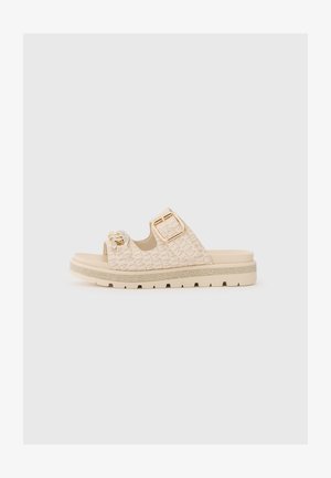 Infradito beige con motivo embossato, cinturini larghi, fibbia dorata e accent decorativo. Suola texturizzata per aderenza e supporto.