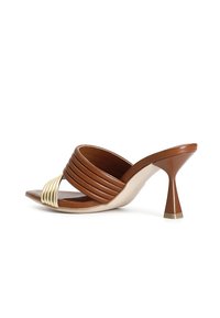 Sandali con tacco in pelle marrone con design rigato e accentuazione dorata. Presentano un tacco appuntito e uno stile open-toe con dettagli beige.