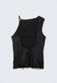 Top en satin noir avec une coupe ample, un col large et des bretelles ajustables. Texture lisse avec un ourlet évasé et un éclat subtil.
