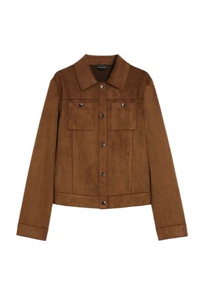 Giacca in camoscio marrone con due tasche sul petto, colletto a punta, bottoni a scatto in metallo e maniche lunghe. Texture morbida e vestibilità strutturata.