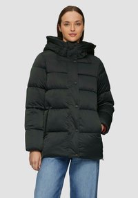 Schwarze Puffjacke mit Kapuze, mit einem Knopfverschluss, Fronttaschen und einem gesteppten Muster. Der Stoff wirkt glatt und wasserabweisend.