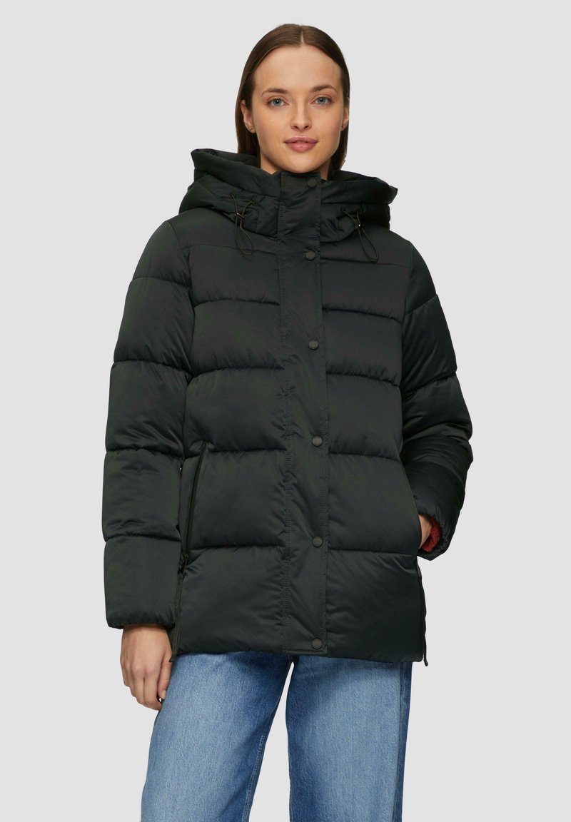 Schwarze Puffjacke mit Kapuze, mit einem Knopfverschluss, Fronttaschen und einem gesteppten Muster. Der Stoff wirkt glatt und wasserabweisend.